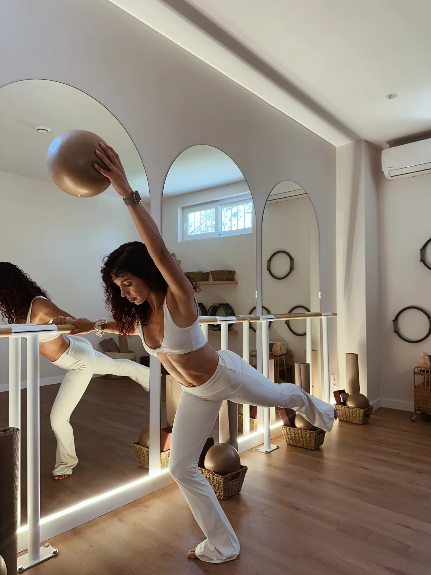 Entrenamiento de barre junto a la barra del estudio