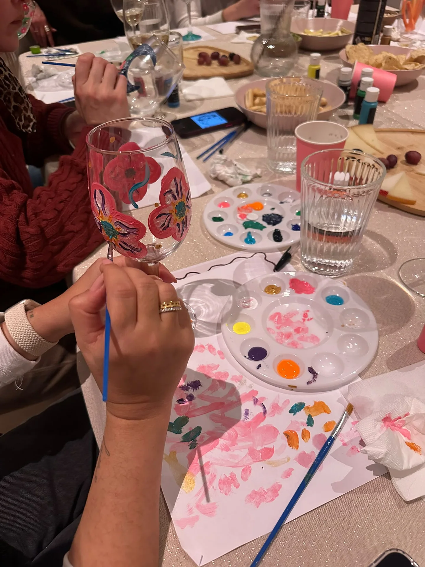 Taller creativo de pintura de copas en una experiencia Reconecta