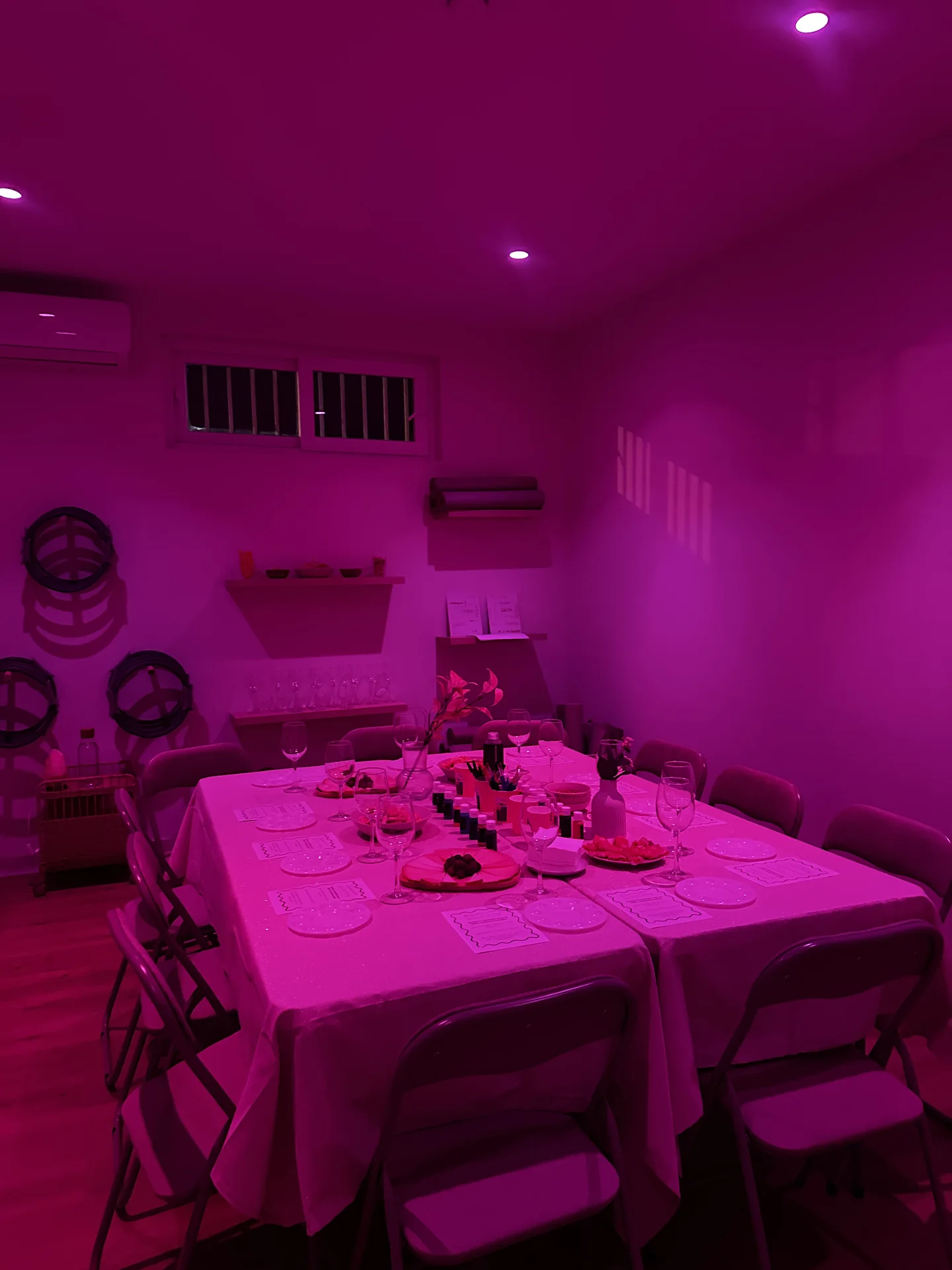 Mesa preparada para una experiencia especial de Reconecta Contigo