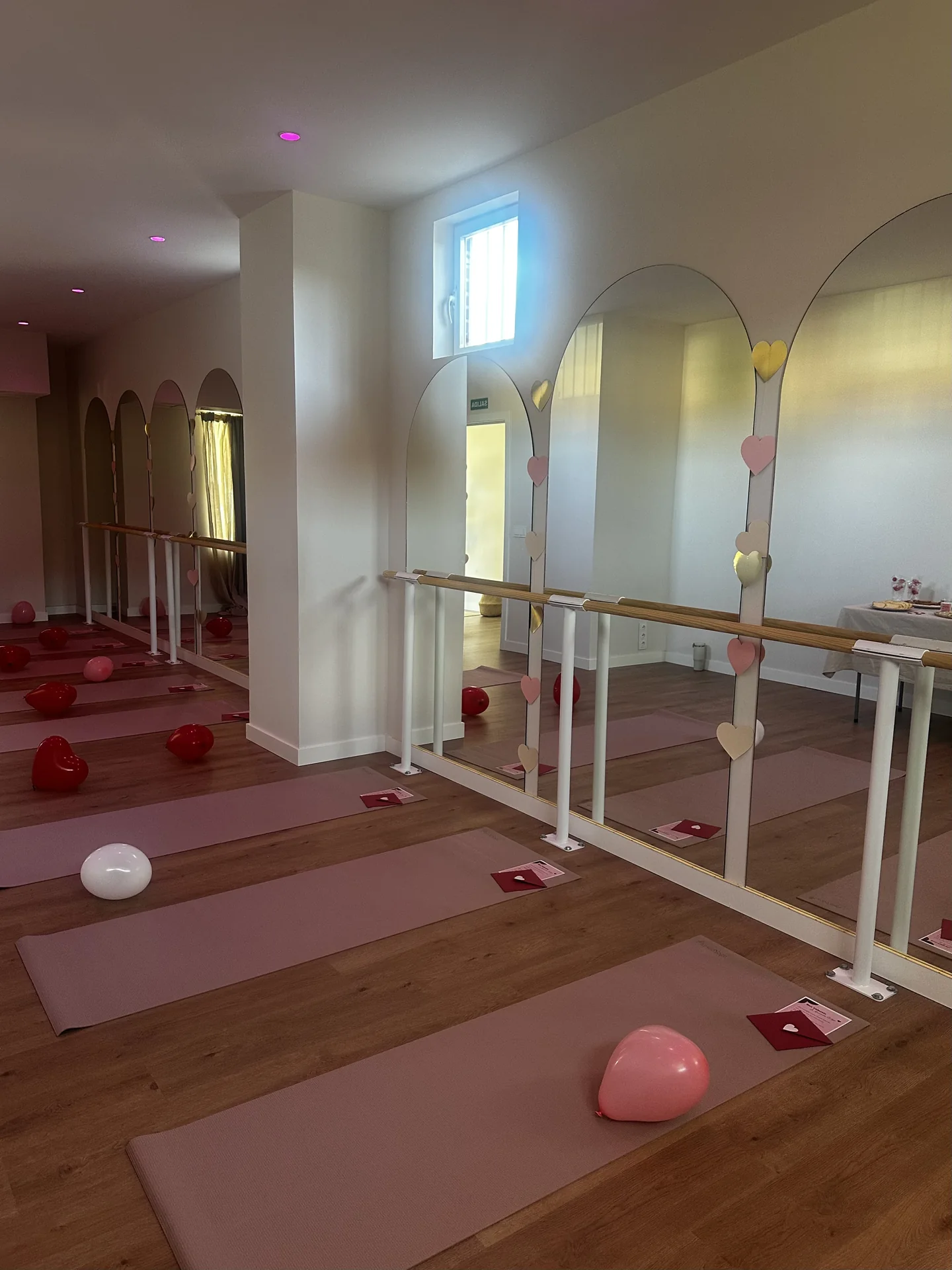 Sala preparada con esterillas para una experiencia de Reconecta Contigo